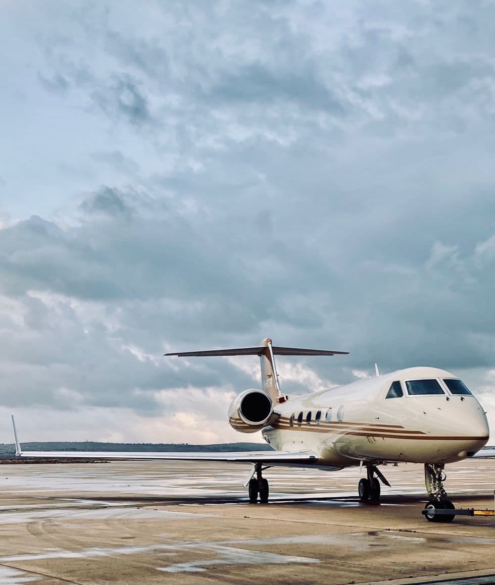 Avion d'affaires privé stationné sur le tarmac